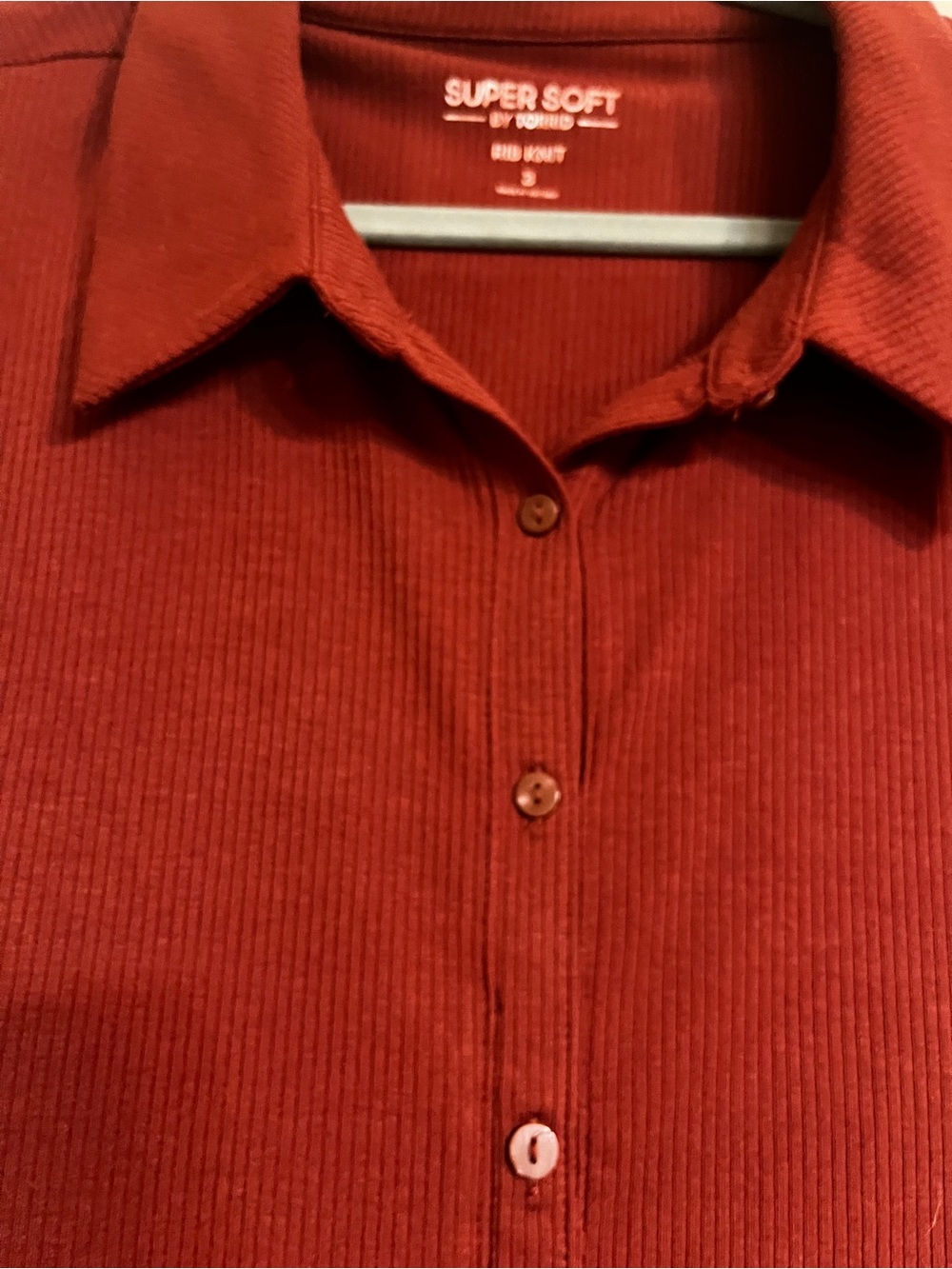 NWT Torrid Rust-Colored Ribbed Button-Front Cold-Shoulder Top - Picture 2 of 7